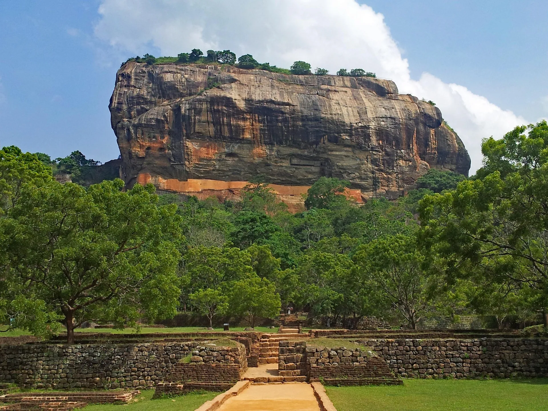 lapping-sigiriya-2516894_1920
